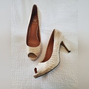 Vince Camuto Croc-Embossed Cream Peep-Toe Heel Pumps Size 8.5 NWOT